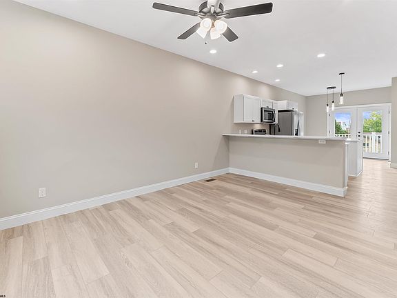 5th image of 112 Chestnut Grv