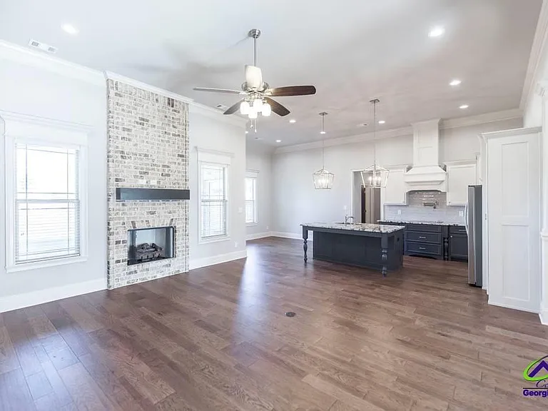 902 Abingdon Cv — Photo 2