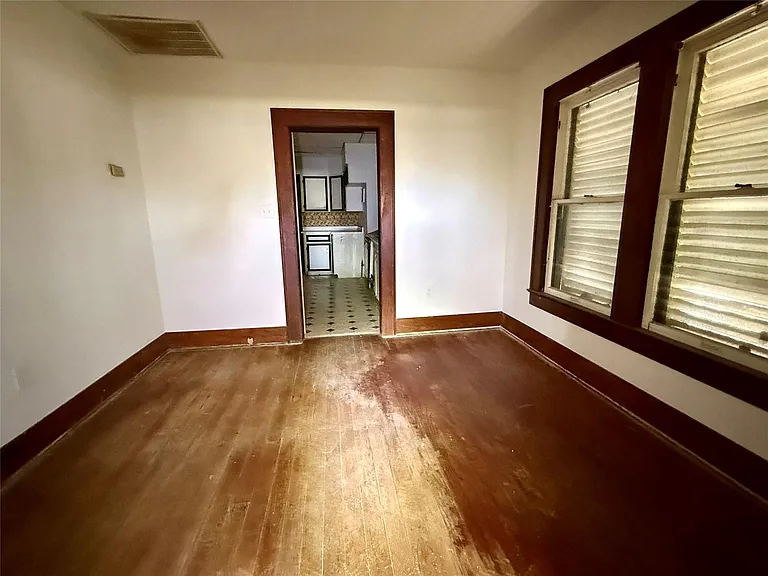 202 S Magnolia St — Photo 3