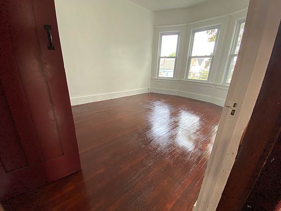 5th image of 814 Humboldt Pkwy #2F