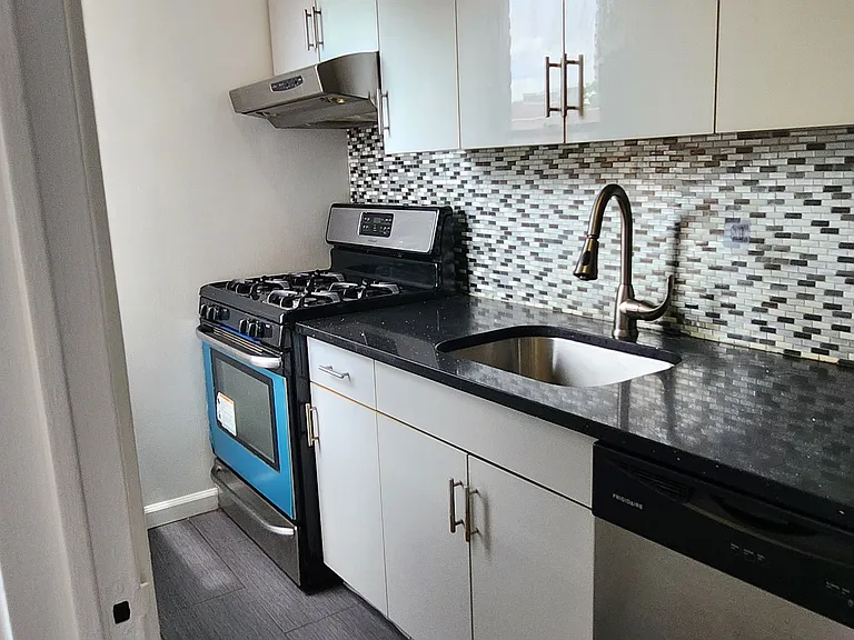 510 Riverdale Ave #7K — Photo 5