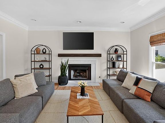 3rd image of 12 Forest Ridge Ct