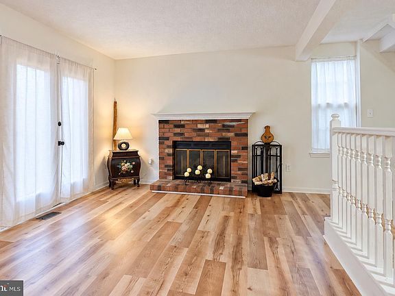 5th image of 91 Stoneshire Dr