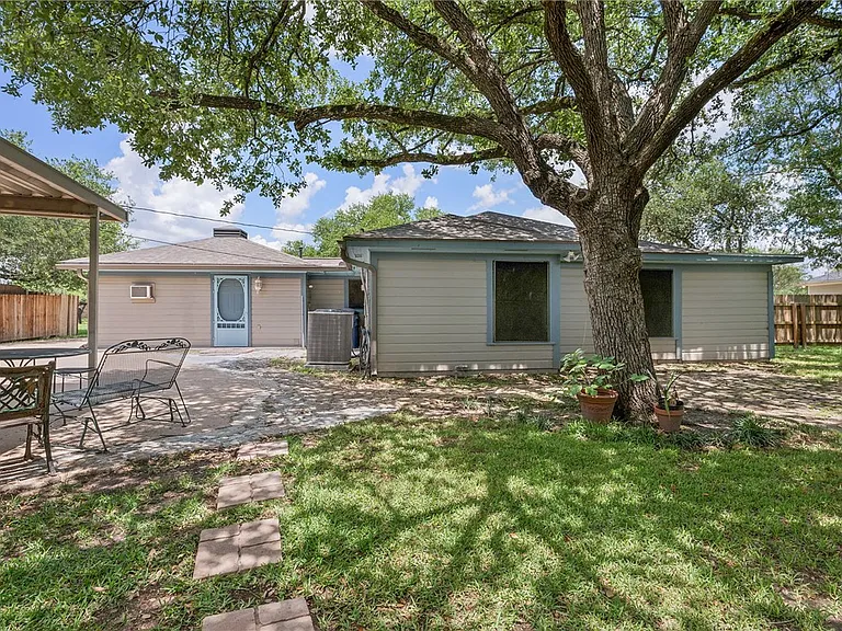 1030 Walton Dr — Photo 23