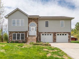 416 Sangers Ln, Staunton, VA 24401