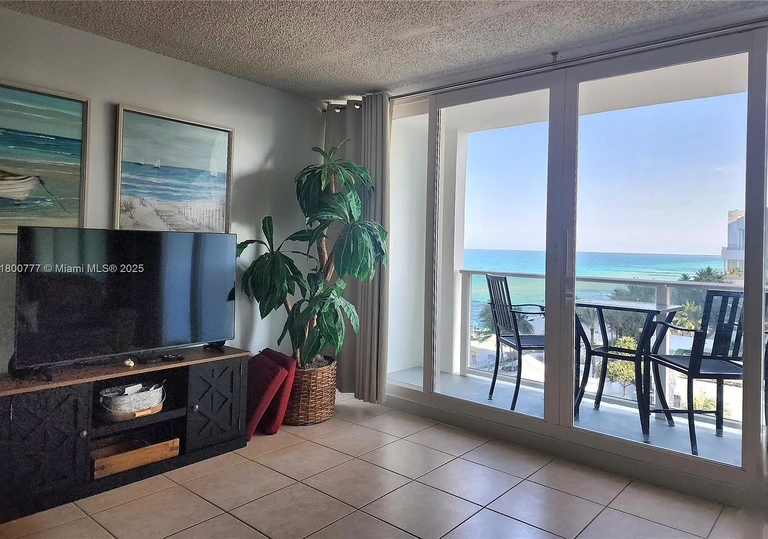 Alexander Towers Condo — Photo 4