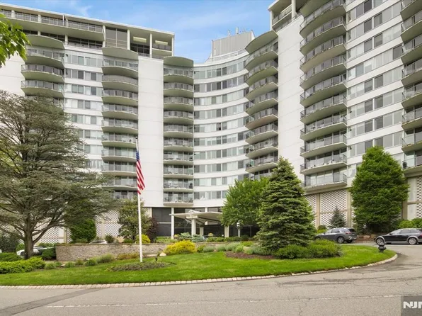 1 Claridge Dr APT 523, Verona, NJ 07044