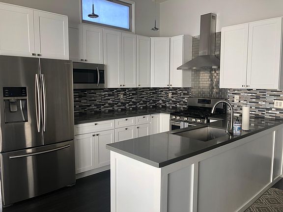 3rd image of 364 N Clybourn Ave
