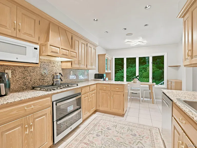80 Hickory Hill Dr — Photo 12