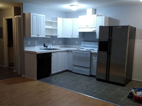 3rd image of 916 Cougar Ct SW Unit 4