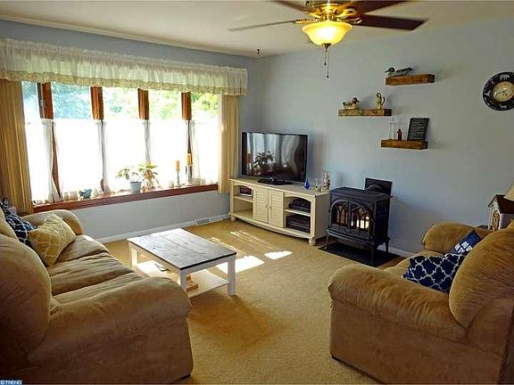 2nd image of 207 S Avon Dr