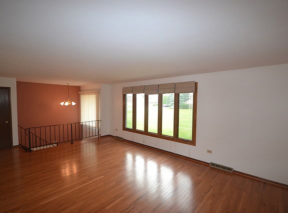 4th image of 15319 Aster St