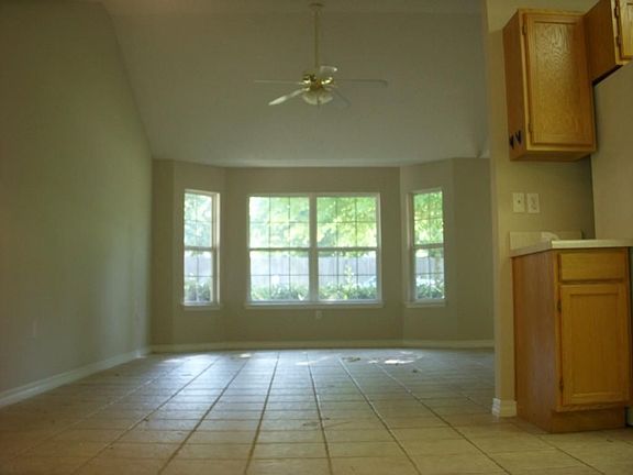 5th image of 536 Hyde Park Dr