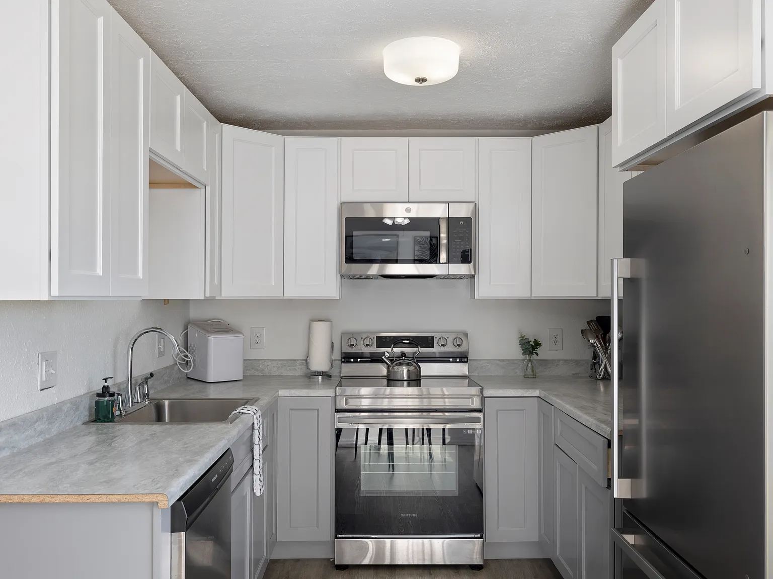 2 bed, 825 sqft, $1,200 — Photo 2