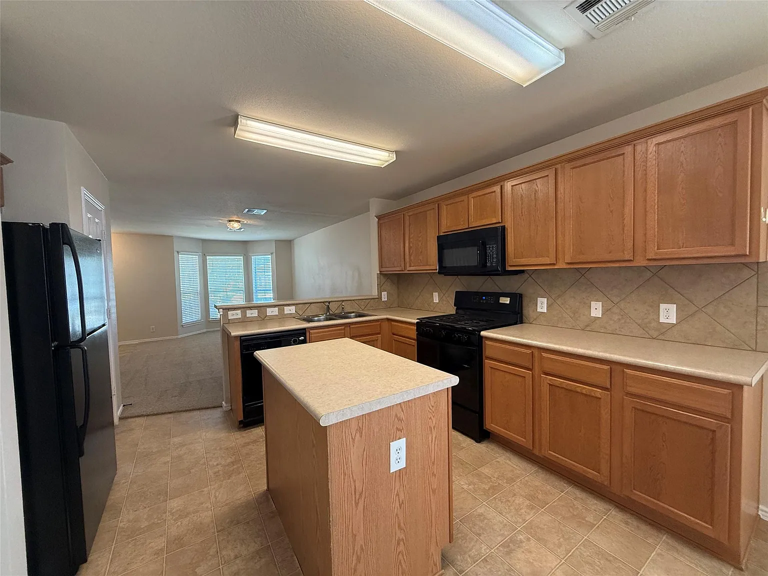 4 bed, 2.5 bath, 1965 sqft, $2,350 — Photo 3