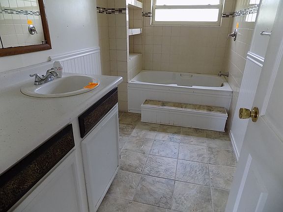 5th image of 106 W Huntley St