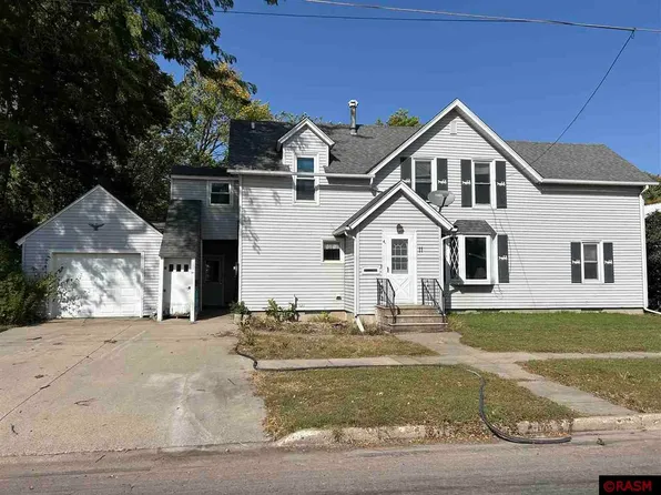 11 4th St NW, Madelia, MN 56062