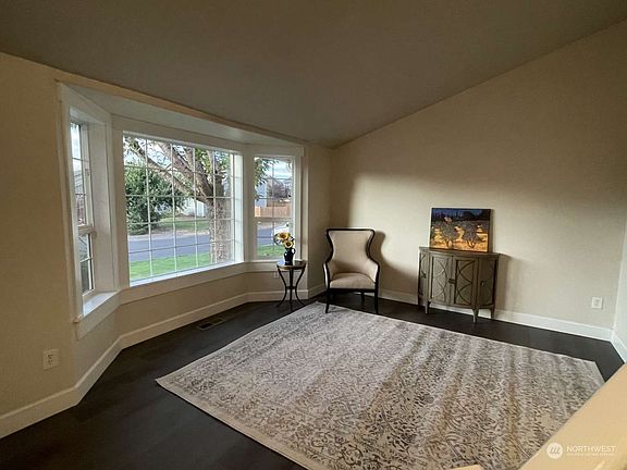 3rd image of 9028 190th Street E
