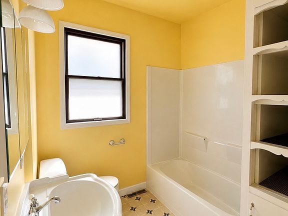 4th image of 725 S 9th St