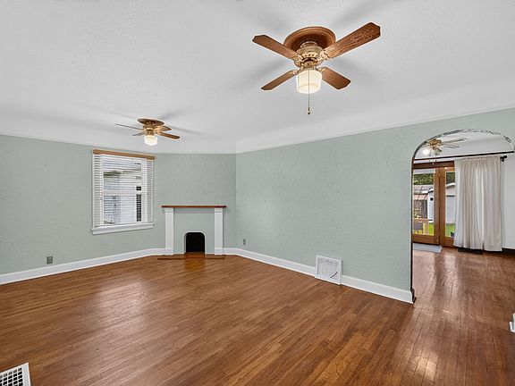 4th image of 1006 Johnson St
