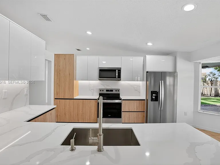 14330 SW 152nd Pl — Photo 2