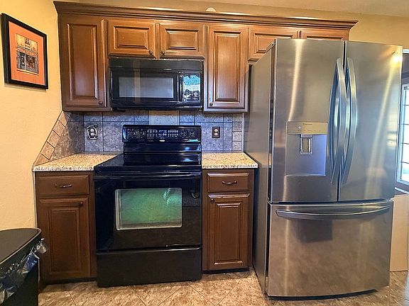 3rd image of 709 Pinewood Ct