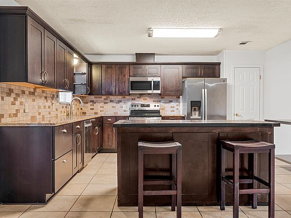 3rd image of 733 Arliss Dr
