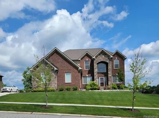 464 Overlook Dr, Oxford, MI 48371