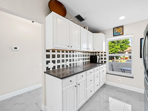 4th image of 16000 Laurel Oak Circle