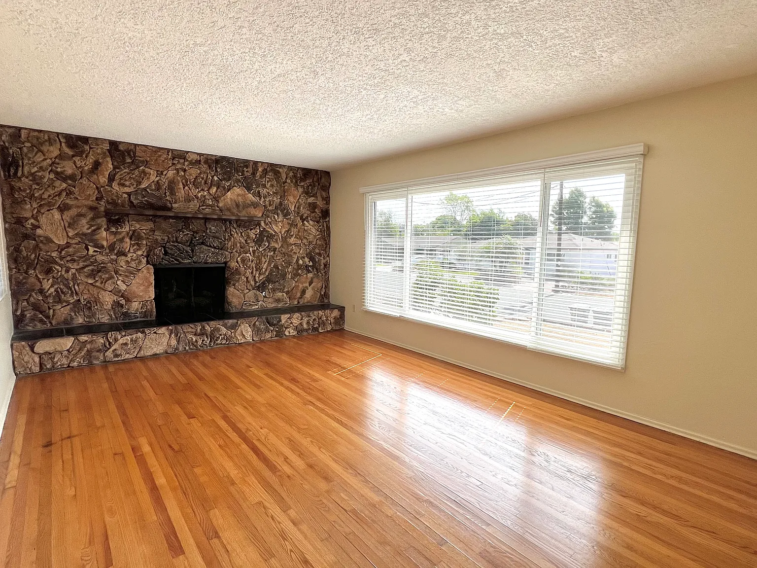 3 bed, 1200 sqft, $3,495 — Photo 2