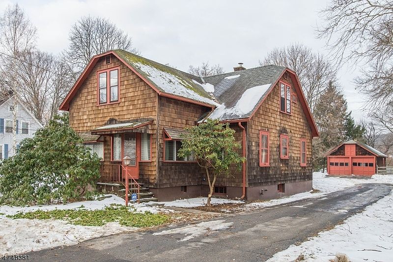 1st image of 9 Lloyd Ave