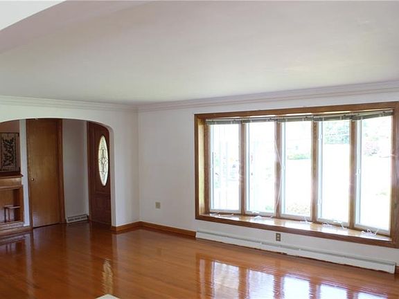 3rd image of 410 Newport Dr