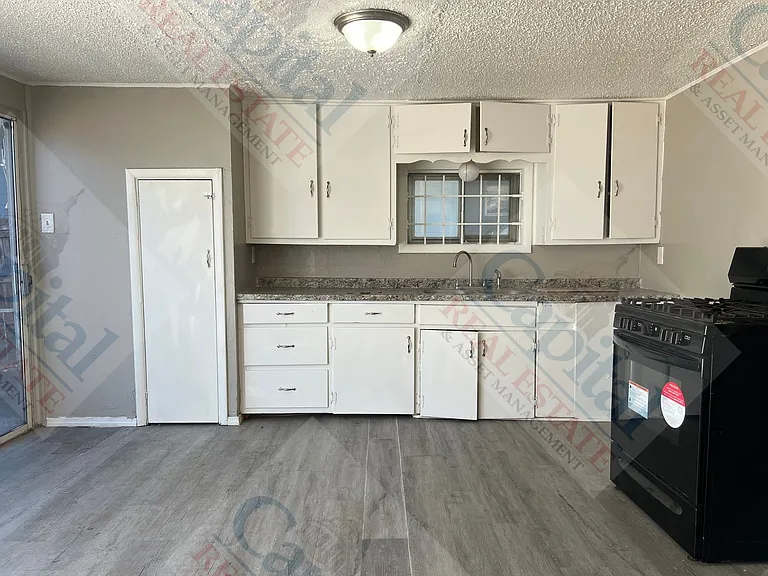 317 SE 24th St — Photo 5