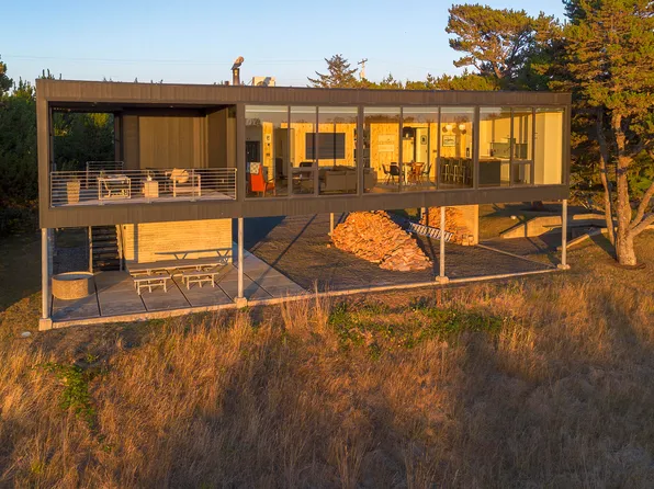 33215 High Surf Ln, Warrenton, OR 97146