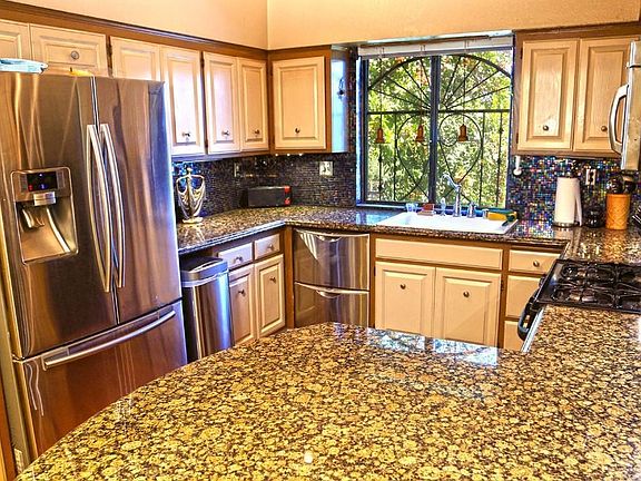 2nd image of 1920 Holly Dr APT 3