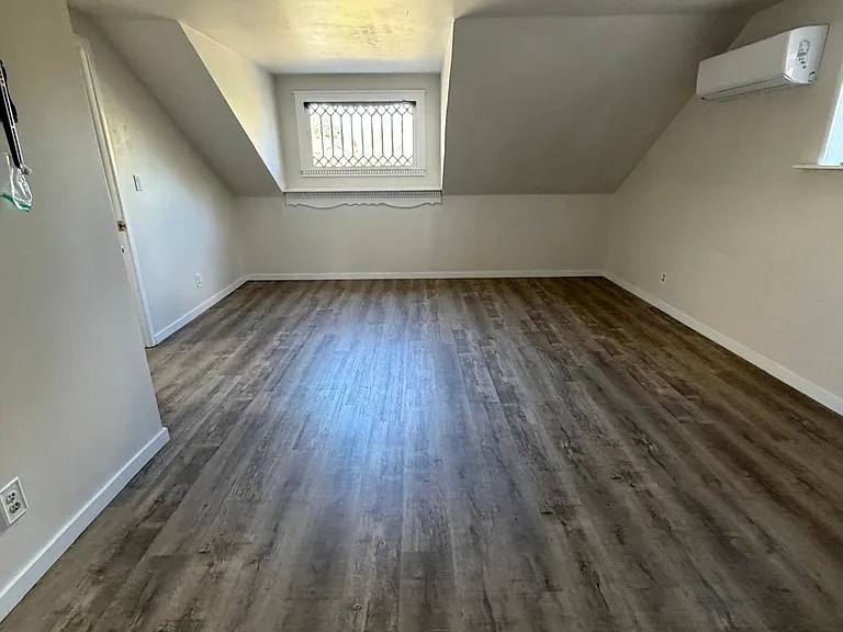 Upstairs Bedroom/Bedroom 4
