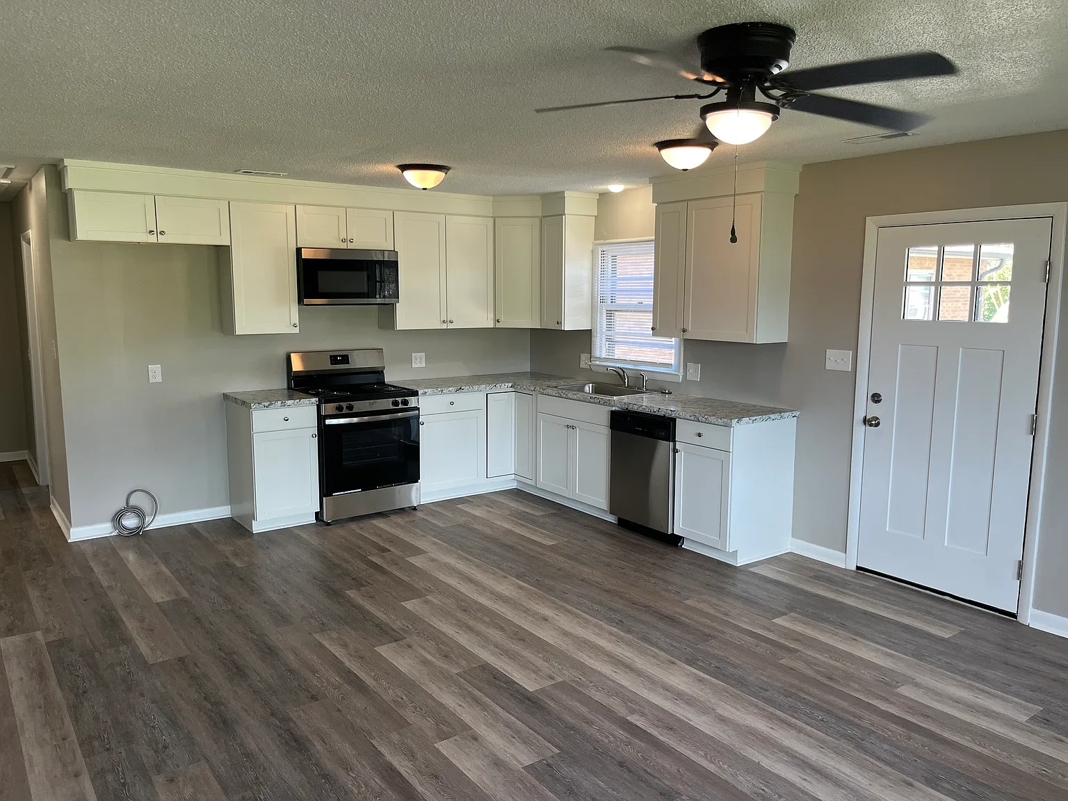 3 bed, $1,500 — Photo 4