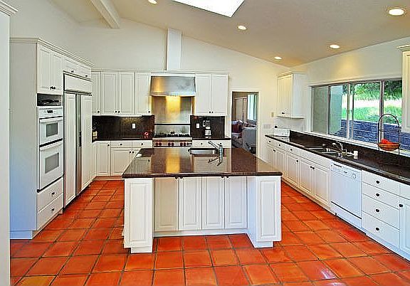 Gourmet Eat-In Kitchen