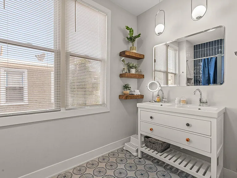 147 E Allen St — Photo 30