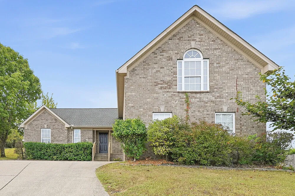 3 bed, 2.0 bath, 1834 sqft, $2,200 — Photo 1