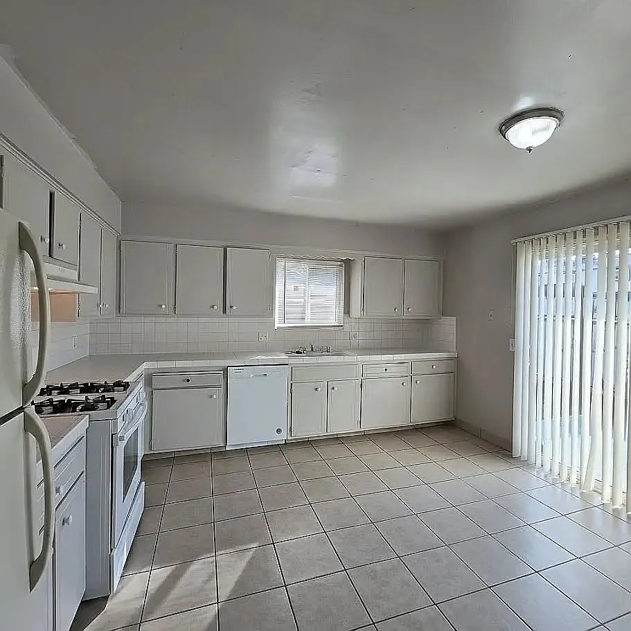 2 bed, 700 sqft, $1,295 — Photo 3