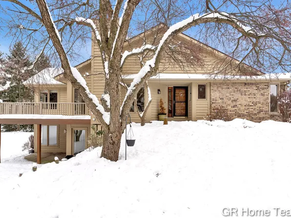 1946 Cross Bend St NE #35, Grand Rapids, MI 49505