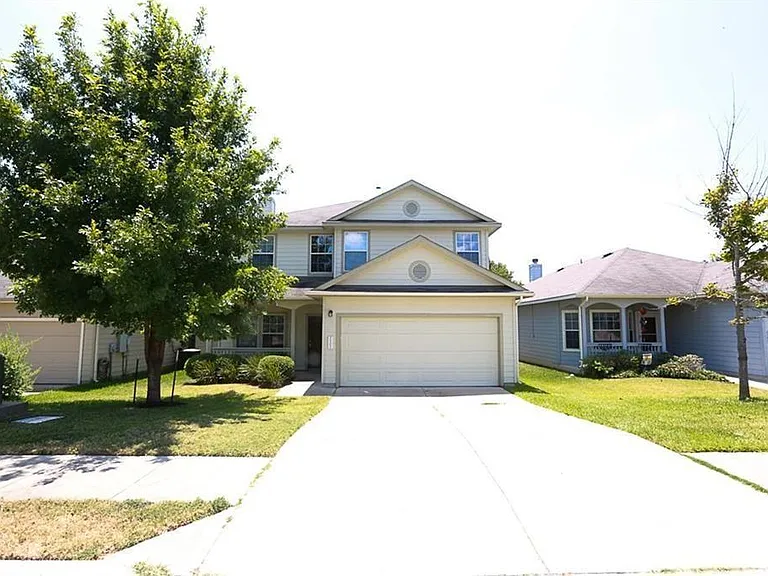 2107 Charlotte Estates Dr — Photo 2