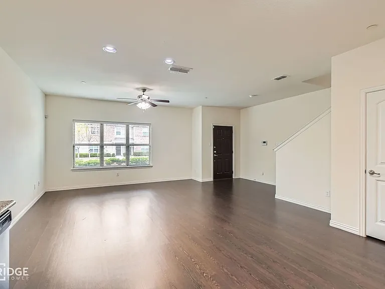 1349 Lake Crest Ln — Photo 4