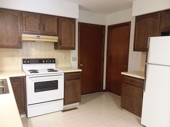 4th image of 300 N Madison St
