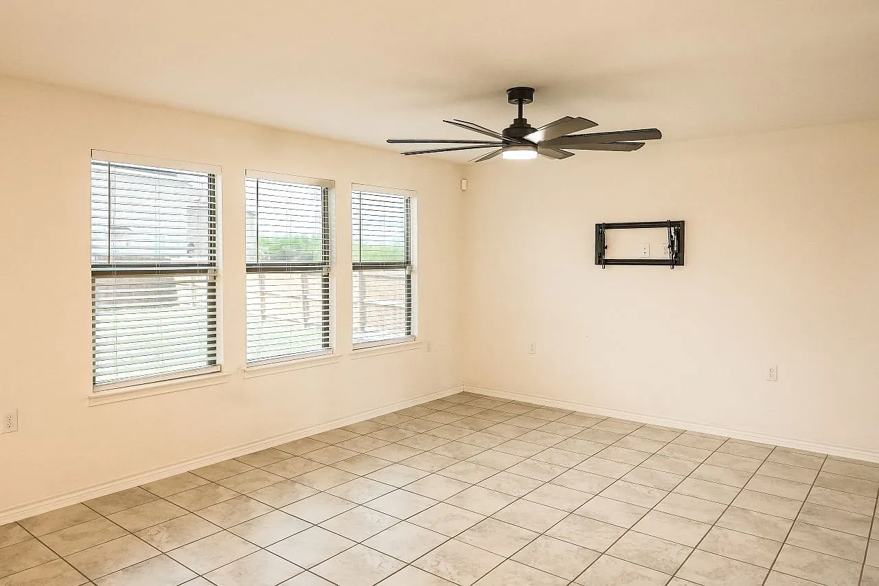 3 bed, 2.0 bath, 1840 sqft, $1,850 — Photo 4