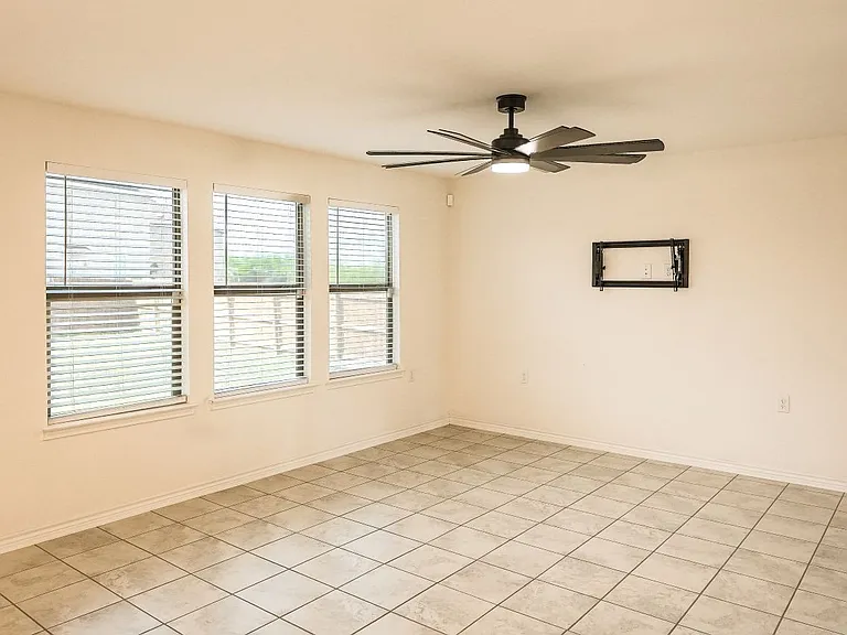 5527 Castle Brook Dr — Photo 4
