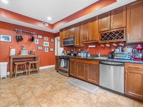 3rd image of 71 Romsey St APT 2
