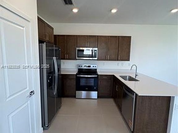 4th image of 196 NE 13th Ave #Townhouse 196
