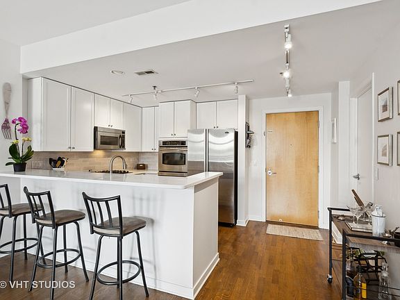 5th image of 600 W Drummond Pl APT 507